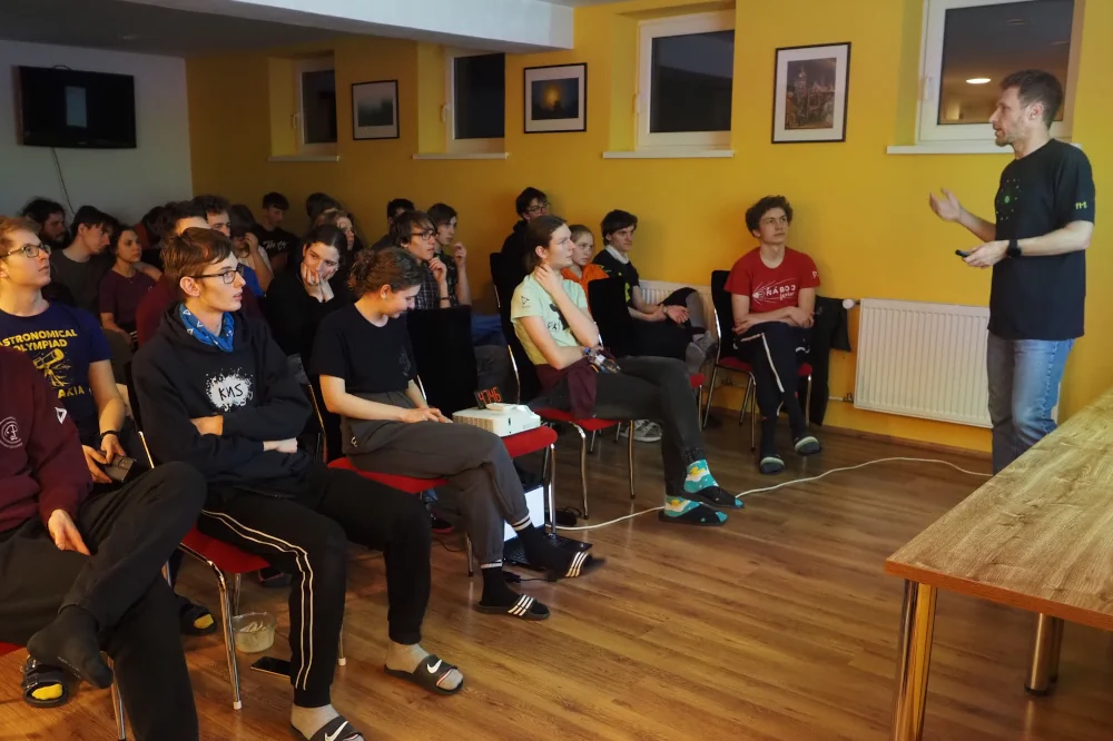 Účastníci sústredenia FKS počas prednášky