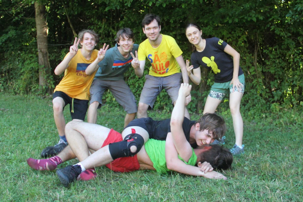 Účastníci sústredenia FKS hrajú vonku tímovú hru